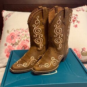 Girls Ariat 4LR Cowboy Boots with cream Embroidery size 1.5.